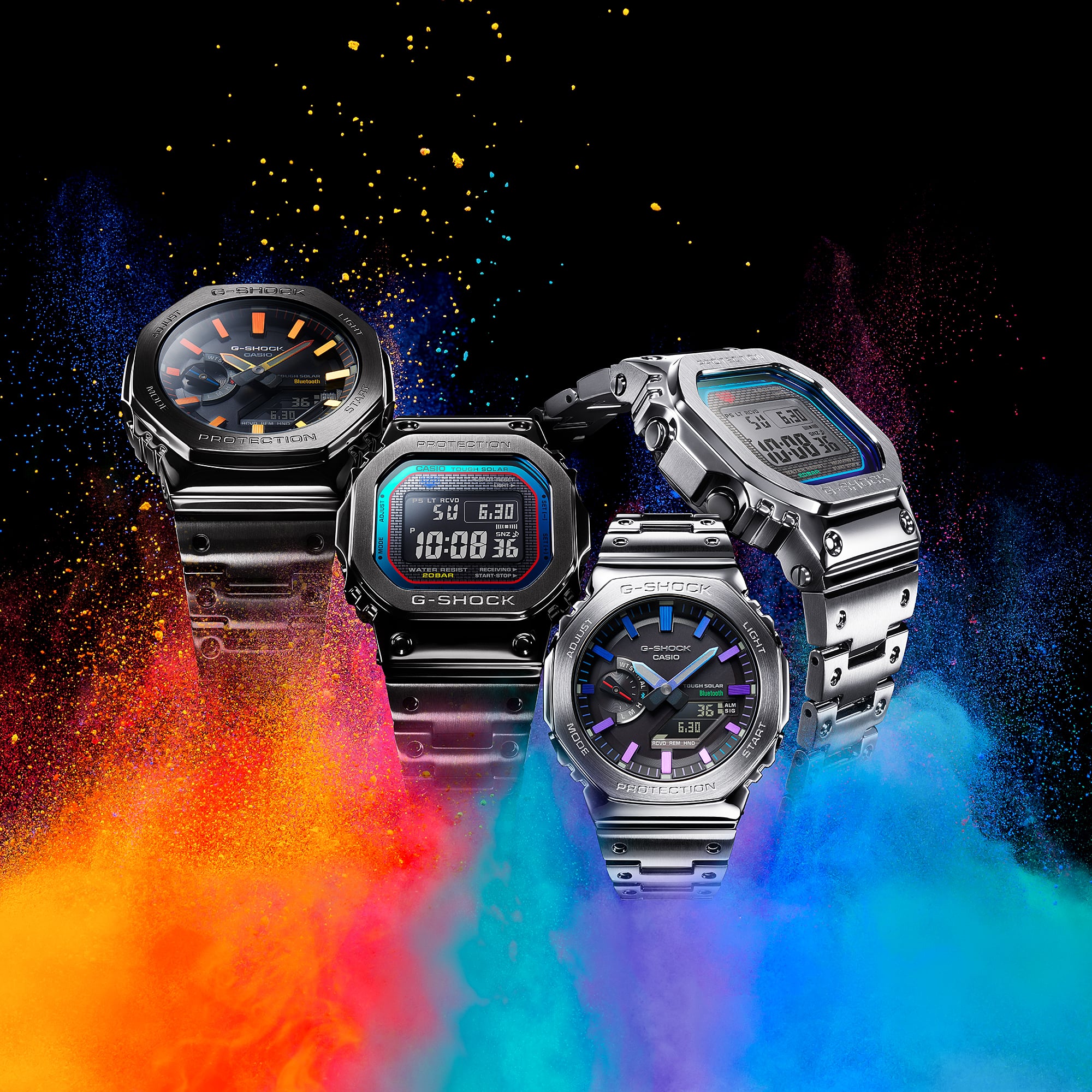 Quattro orologi G-Shock interamente in metallo con dettagli colorati e discreti sui quadranti.