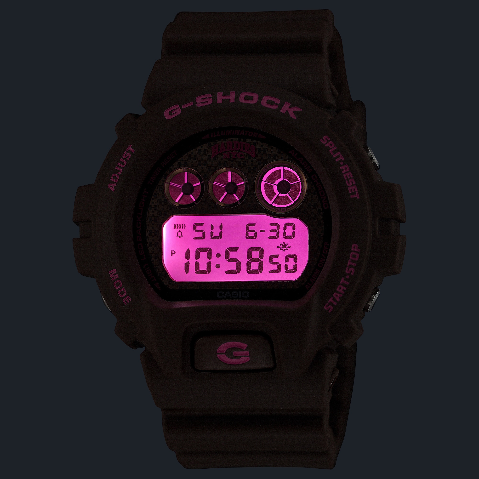 L'orologio DW-6900HH-5 della collaborazione tra Casio G-Shock e Hardies NYC al buio con display illuminato