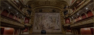 Un pianoforte a coda da concerto su un palco altrimenti vuoto di una grande sala da concerto classica. L'immagine rimanda alla pagina Celviano Grand Hybrid Sound.