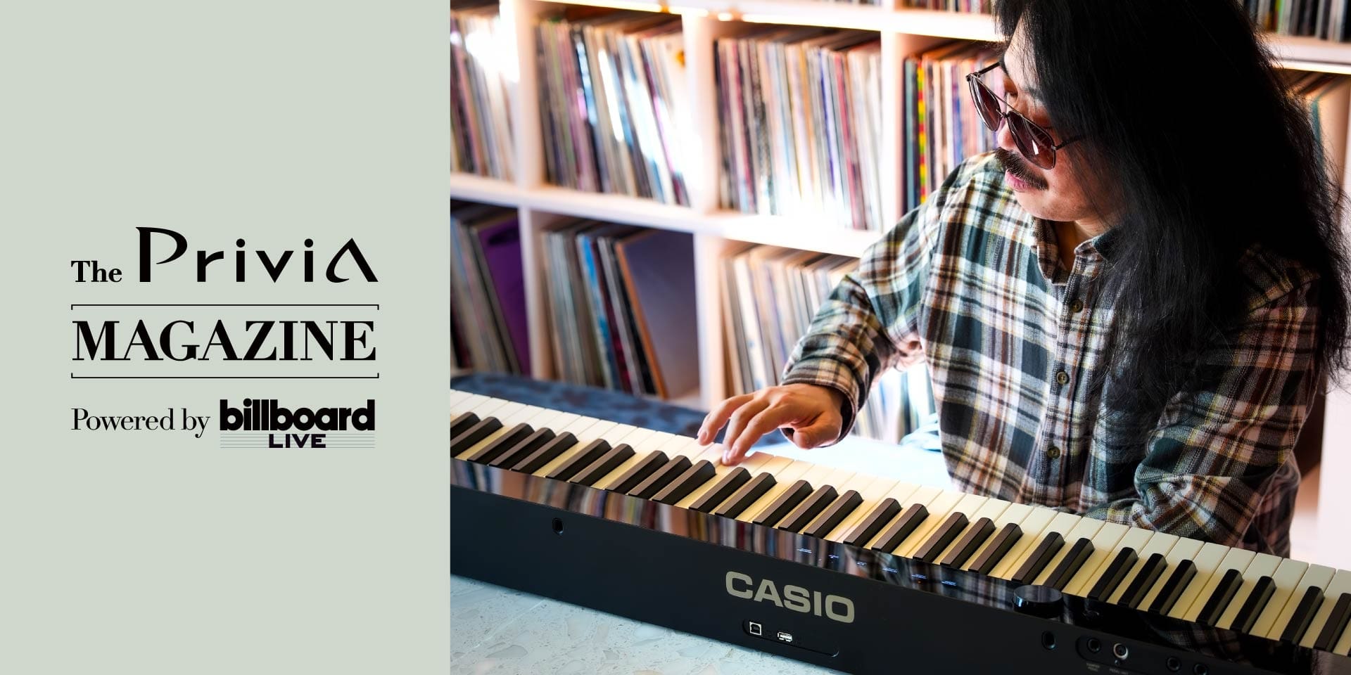 DJ Wuda suona il suo pianoforte digitale Privia. Il testo completa l'immagine: “The Privia Magazine powered by billboard live”. L'immagine rimanda all'intervista con DJ Wuda sulla sua pagina Life with Privia.