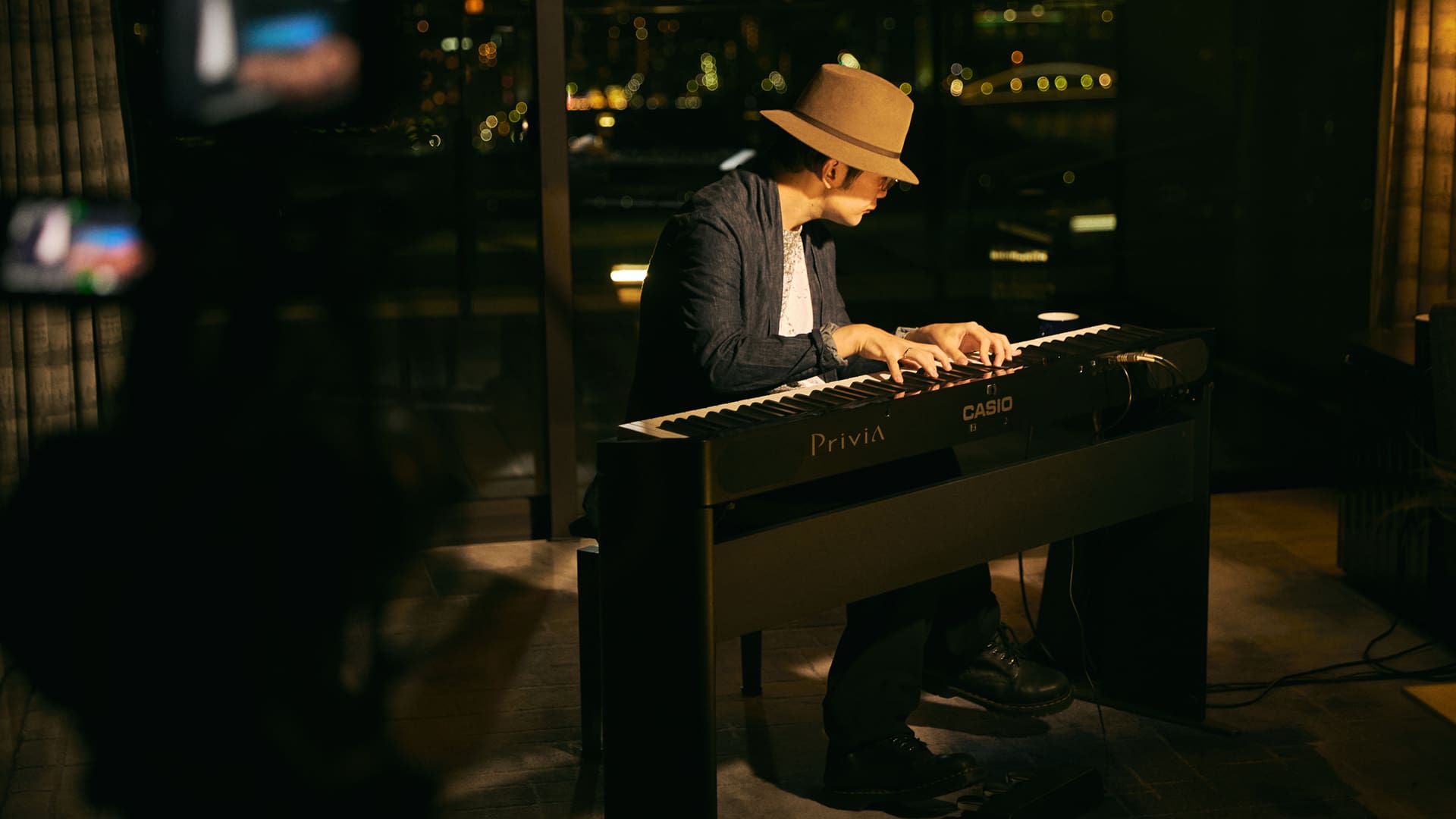 Uno strumento musicale Privia nero suonato da un artista presso mesm a Tokyo.
