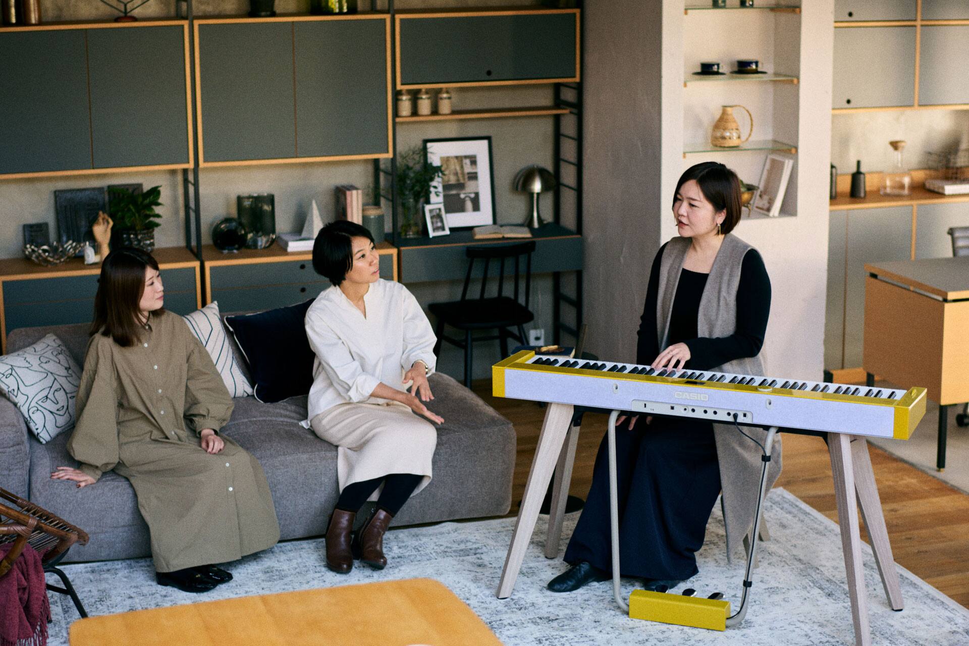 Marie Hashimoto, Asami Ogasawara e Mariko Kyo in una stanza.