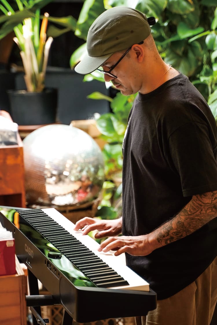 Federico Rojas Lavado suona il suo pianoforte digitale Privia nero. L'immagine rimanda alla sua pagina “Life with Privia”.