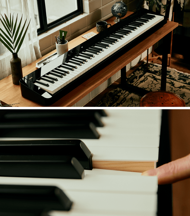 In alto: il PX-S5000 su una scrivania davanti a una finestra. In basso: primo piano della tastiera Privia PX-S5000 mentre un dito preme un tasto