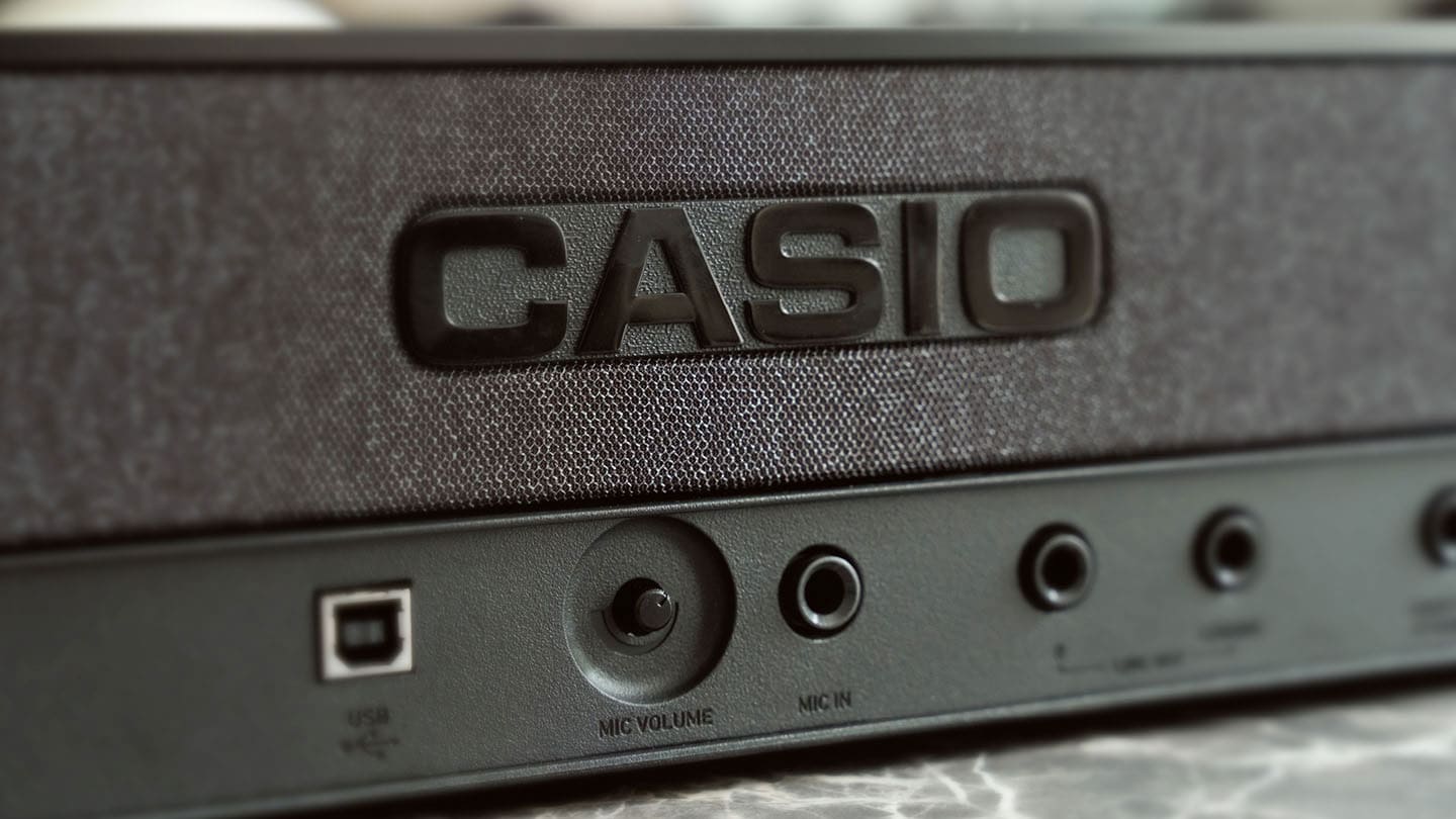 Primo piano delle opzioni di connessione sul retro di un pianoforte digitale Casio