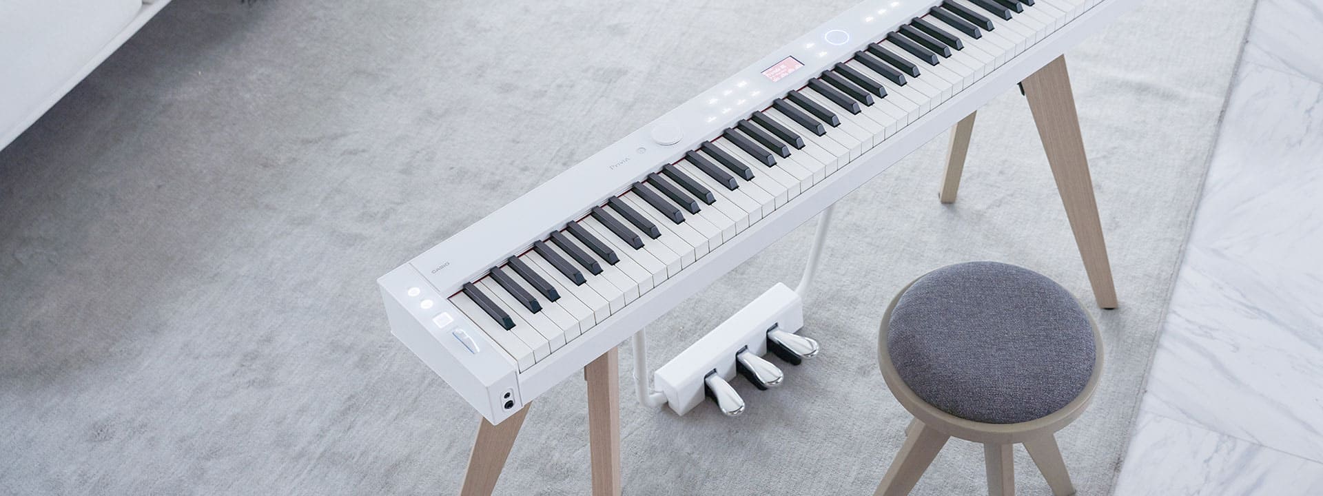 Il PX-S7000WE con sedia abbinata in piedi su un tappeto chiaro visto dall'alto