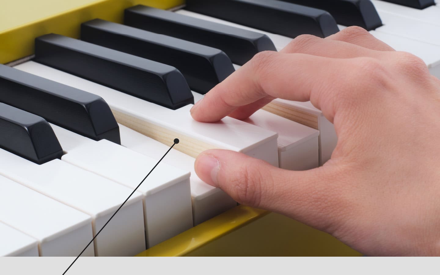 Primo piano di una mano che preme due tasti del Privia PX-S7000HM