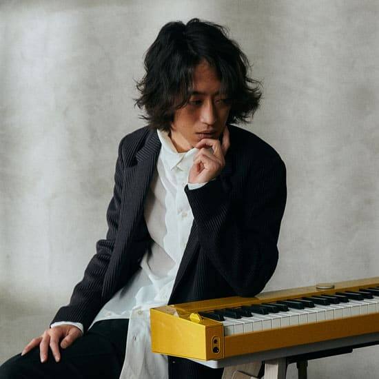 Hayato Sumino seduto pensieroso al suo PX-S7000