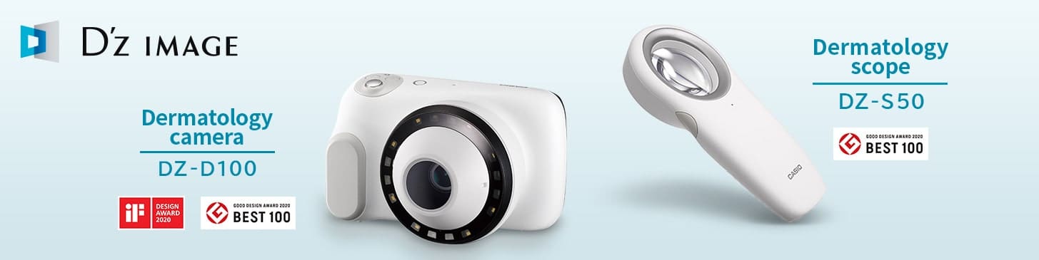 La telecamera dermatologica "DZ-D100" in bianco con obiettivo grande, accanto la lente d'ingrandimento bianca "DZ-S50".