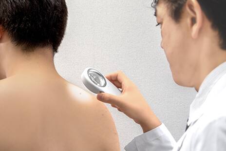 Il medico esamina una persona con il DZ-S50