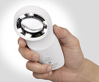 Una persona tiene in mano il DZ-S50; sul retro sono visibili piccole luci LED.