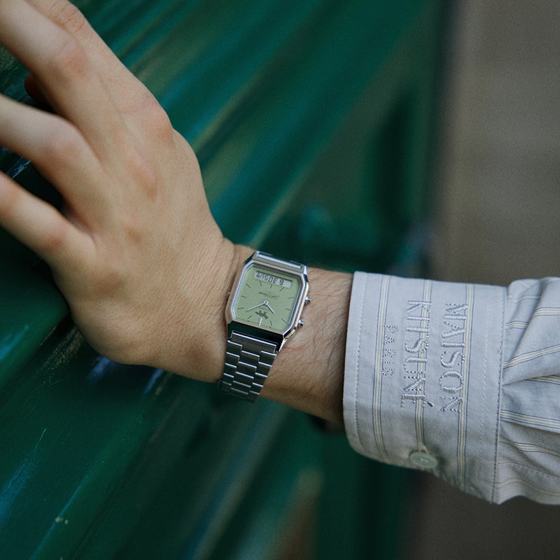 Primo piano dell'orologio AQ-230ECK-3A al polso.