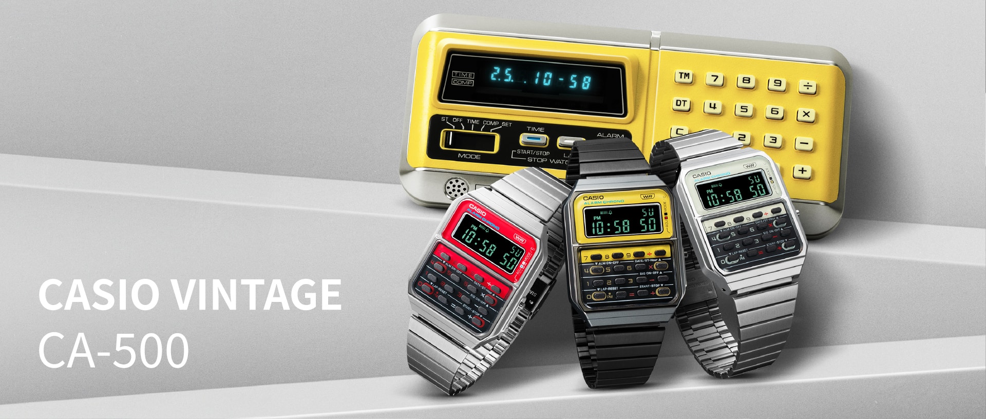 Die Taschenrechner-Uhren von CASIO "CA-500" liegen neben einem alten CASIO Taschenrechner