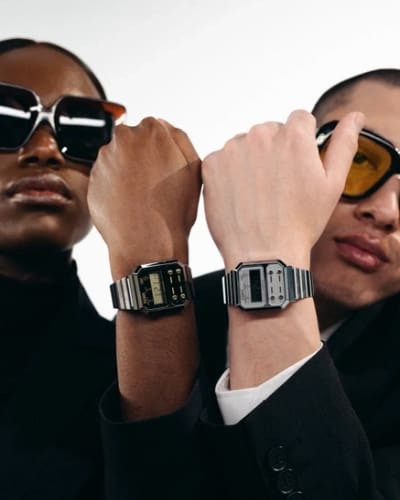 Due persone tengono al polso il loro Casio Vintage A100WE-7BEF davanti alla camera.