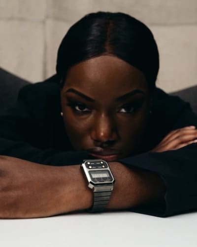 Una donna indossa il modello Casio Vintage A100WEGG nero.