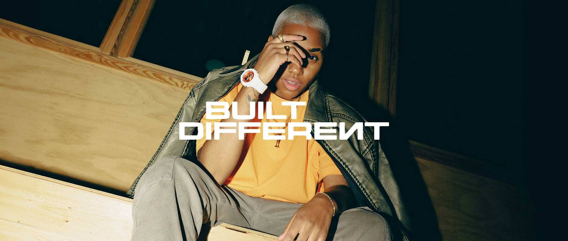 Una donna bionda indossa il G-Shock GMA-S2100WS-7A bianco al polso. L'immagine rimanda alla pagina del prodotto.