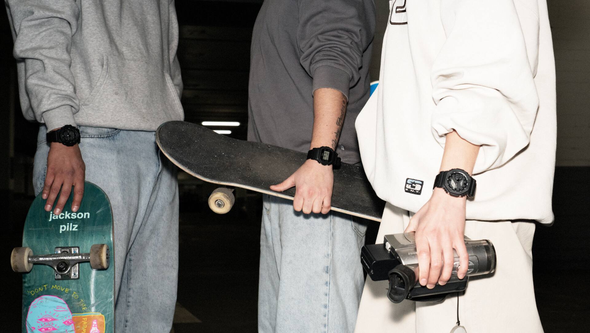 Il G-SHOCK Black Utility Series su tre polsi di pattinatori vestiti in modo sportivo.