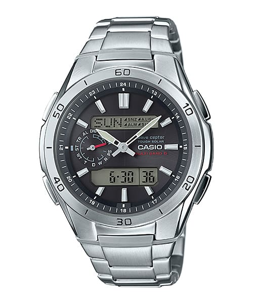 Lo sportivo Casio WVA-M650D-1A con cinturino argentato e quadrante analogico nero. 