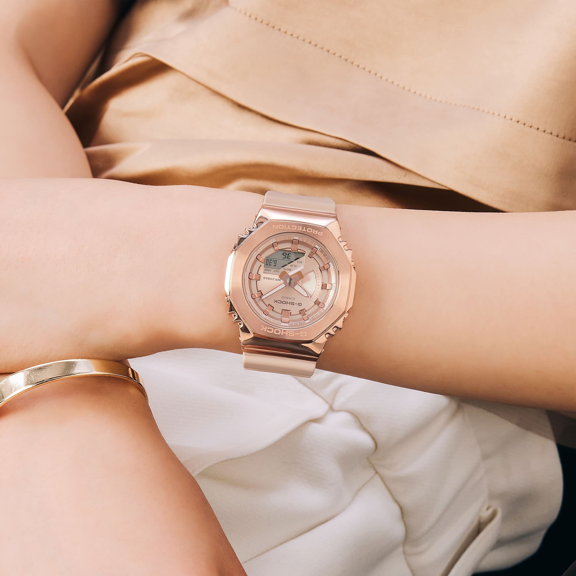 Il GM-S2100PG-4A di Casio, color oro rosa, su un polso sottile.