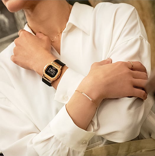 Una donna abbina il Casio GM-S5600PG-1 a una camicetta bianca.
