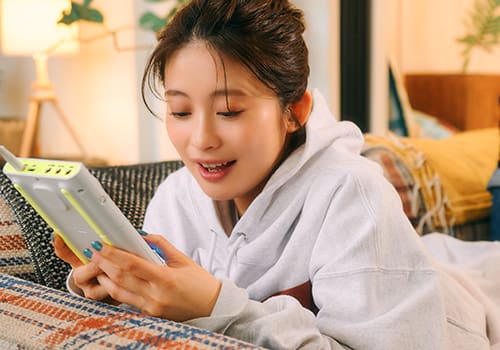 ソファでくつろぎながらSXC-1を楽しんでいる女性の写真