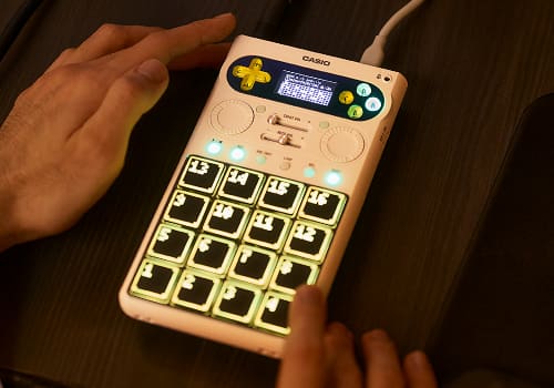 SXC-1のパッドを指で叩いている画像