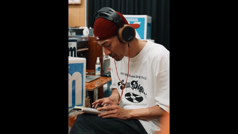 ビートメイカー兼プロデューサーのBIG-8さんがSXC-1を操作している写真