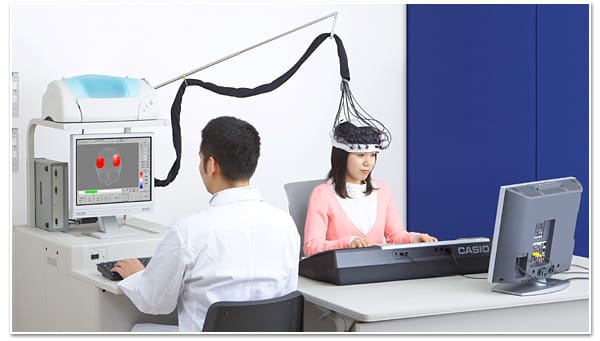 「光ナビ」脳活性化実験の様子