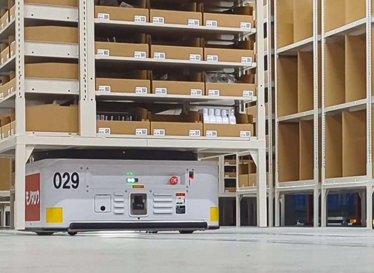 猪名川ディストリビューションセンター内で稼働する無人搬送ロボット（(株)MonotaRO）