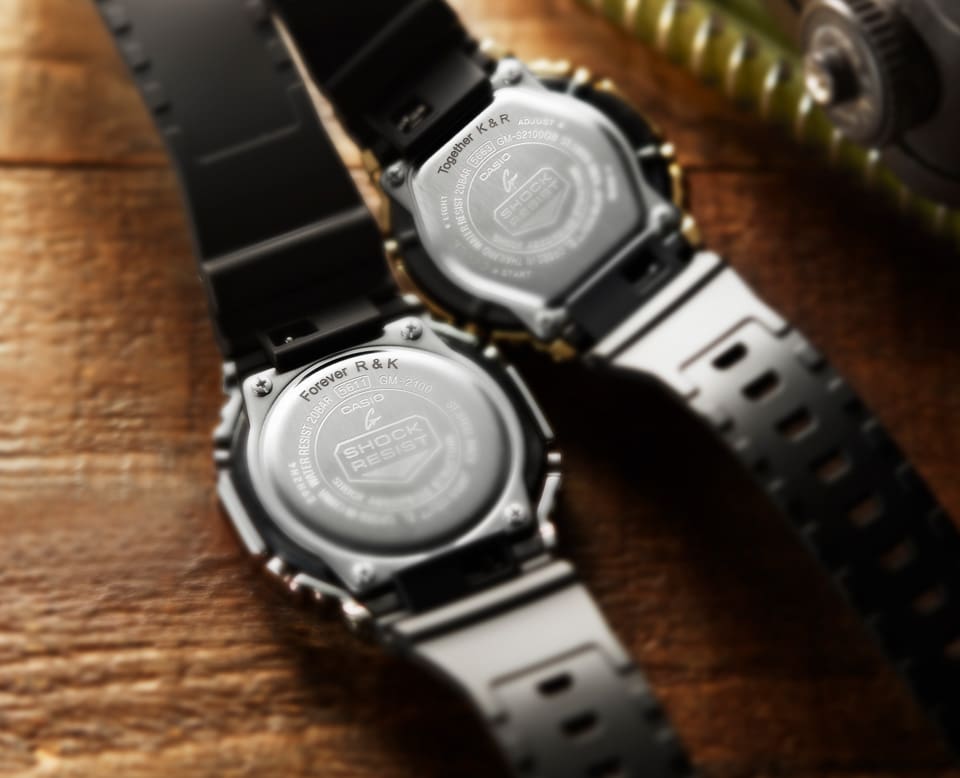 裏蓋刻印を施した2本のG-SHOCKの画像