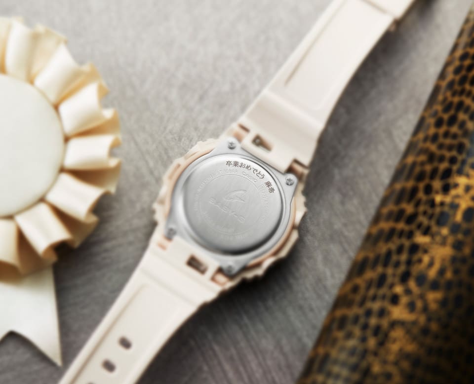 裏蓋刻印を施した2本のG-SHOCKの画像