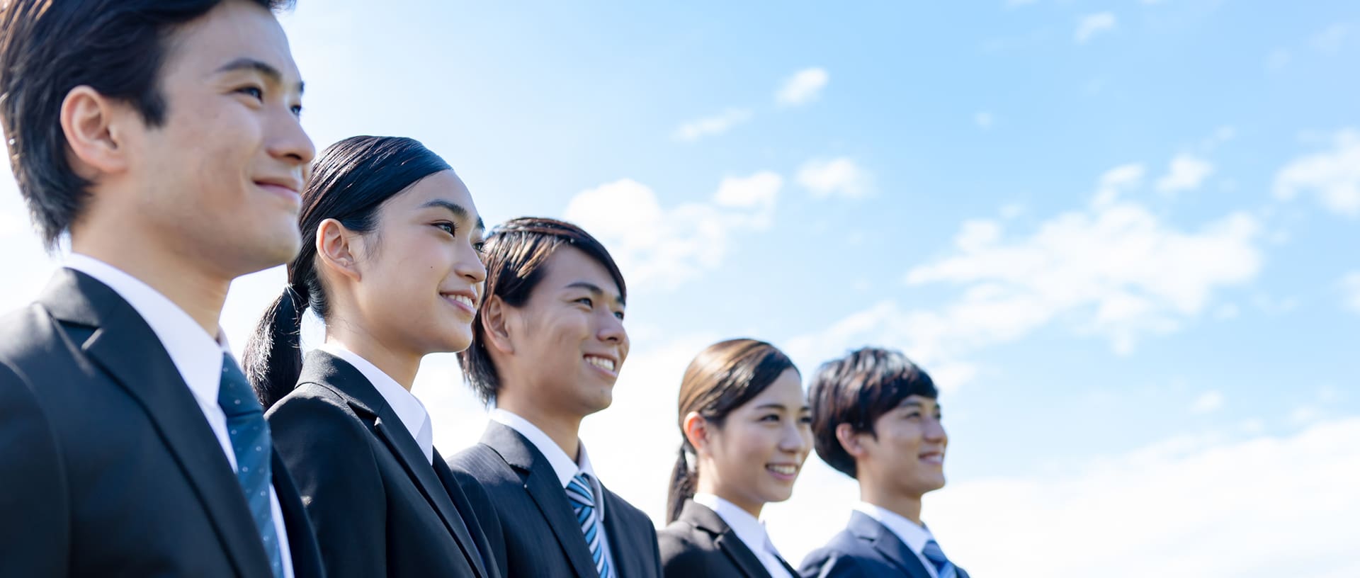 就活生が並んでいるイメージ
