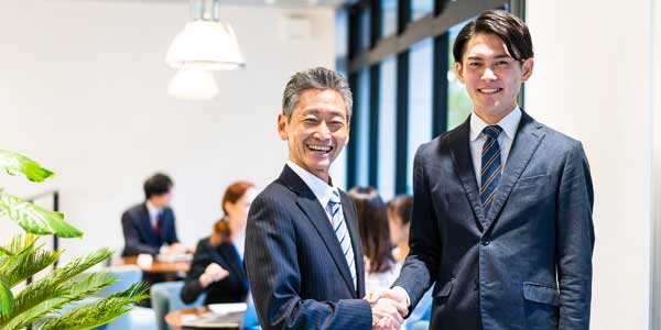 オフィスで働くビジネスパーソン