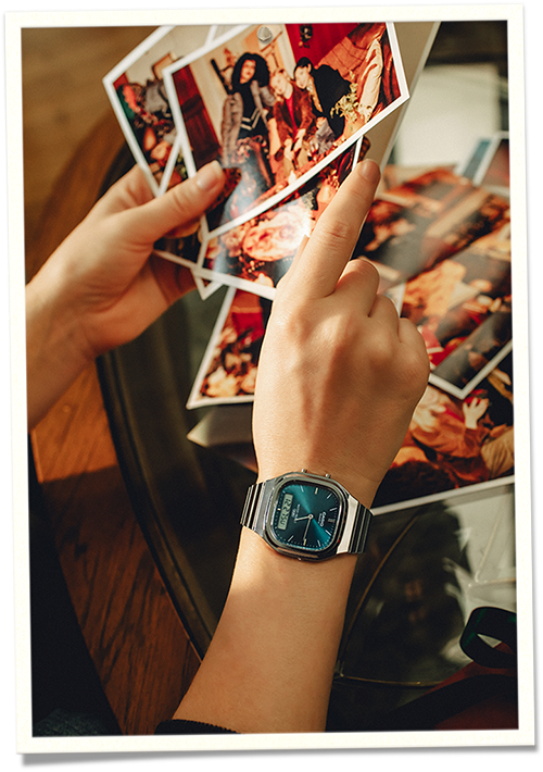 緑色の文字盤のカシオの腕時計（AQ-240E-3A）を着用した人が、友人たちとの思い出の写真を見ている様子。