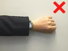 時計が袖に隠れてしまっている