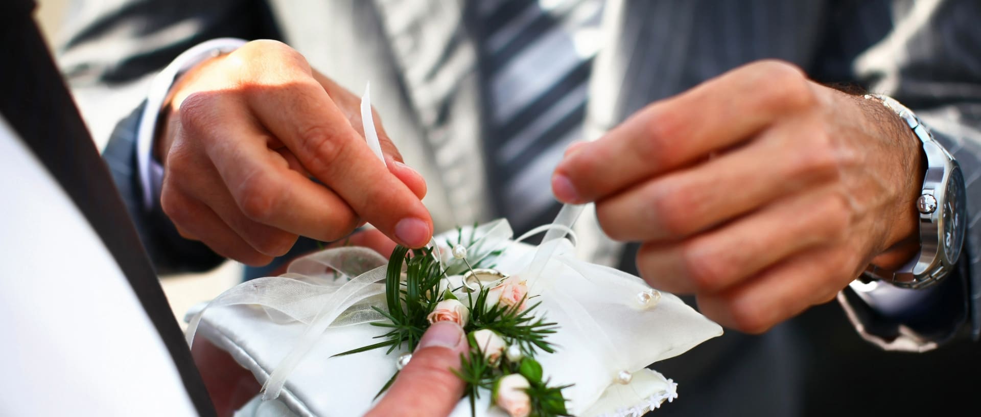 結婚式で腕時計を着けることはマナー違反?