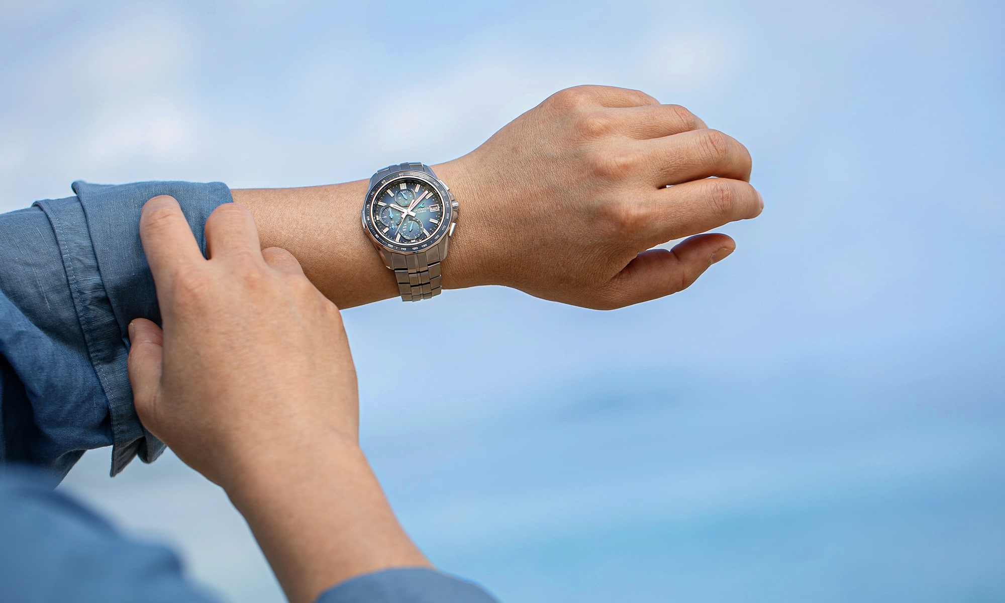 背景空　左手に時計アップ