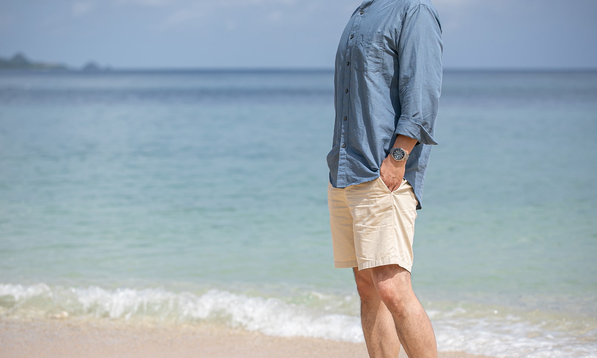 背景海　左手に時計