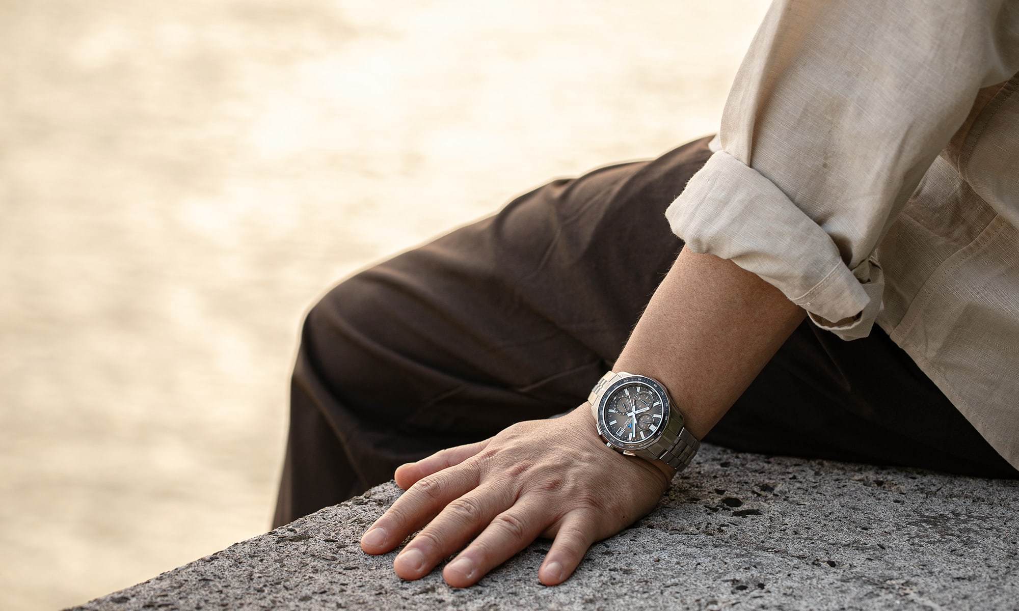 背景夕日　被写体が座っている写真