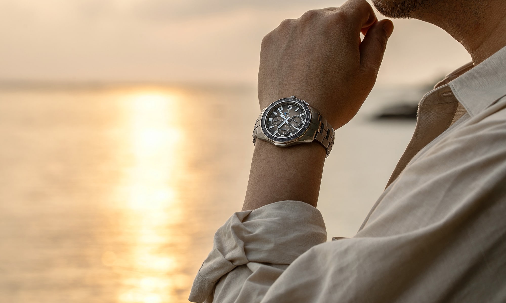 背景夕日　時計に対して写真