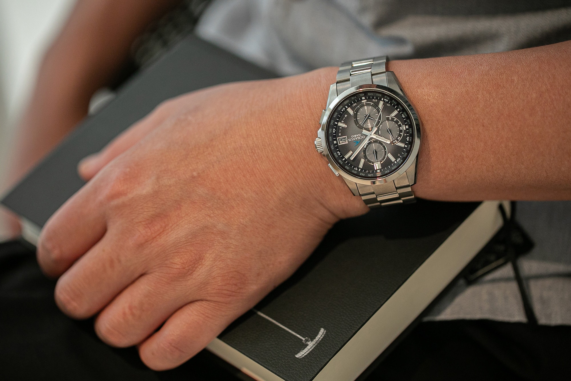 読書している写真　左手に時計　アップ