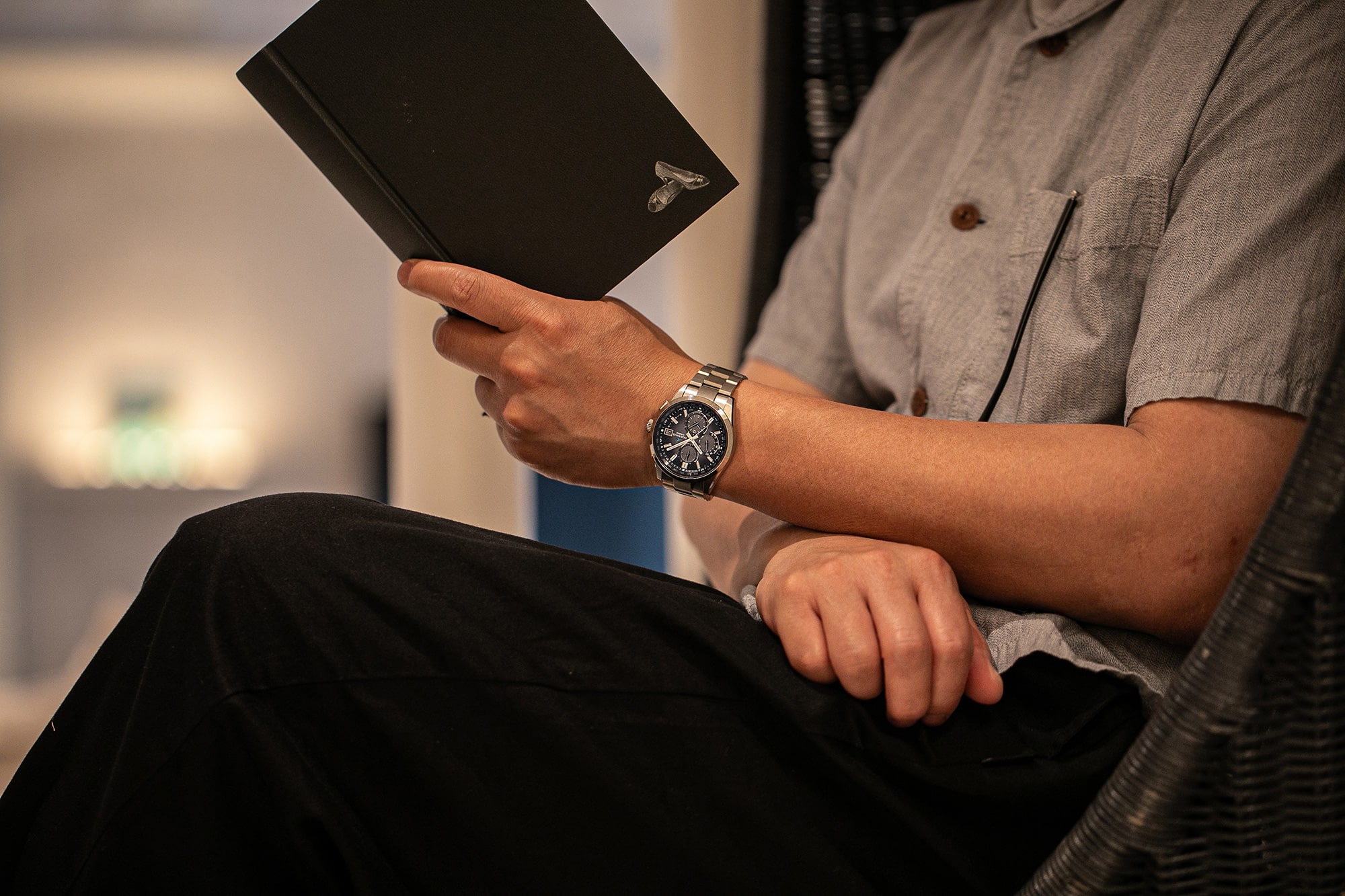 読書している写真　左手に時計