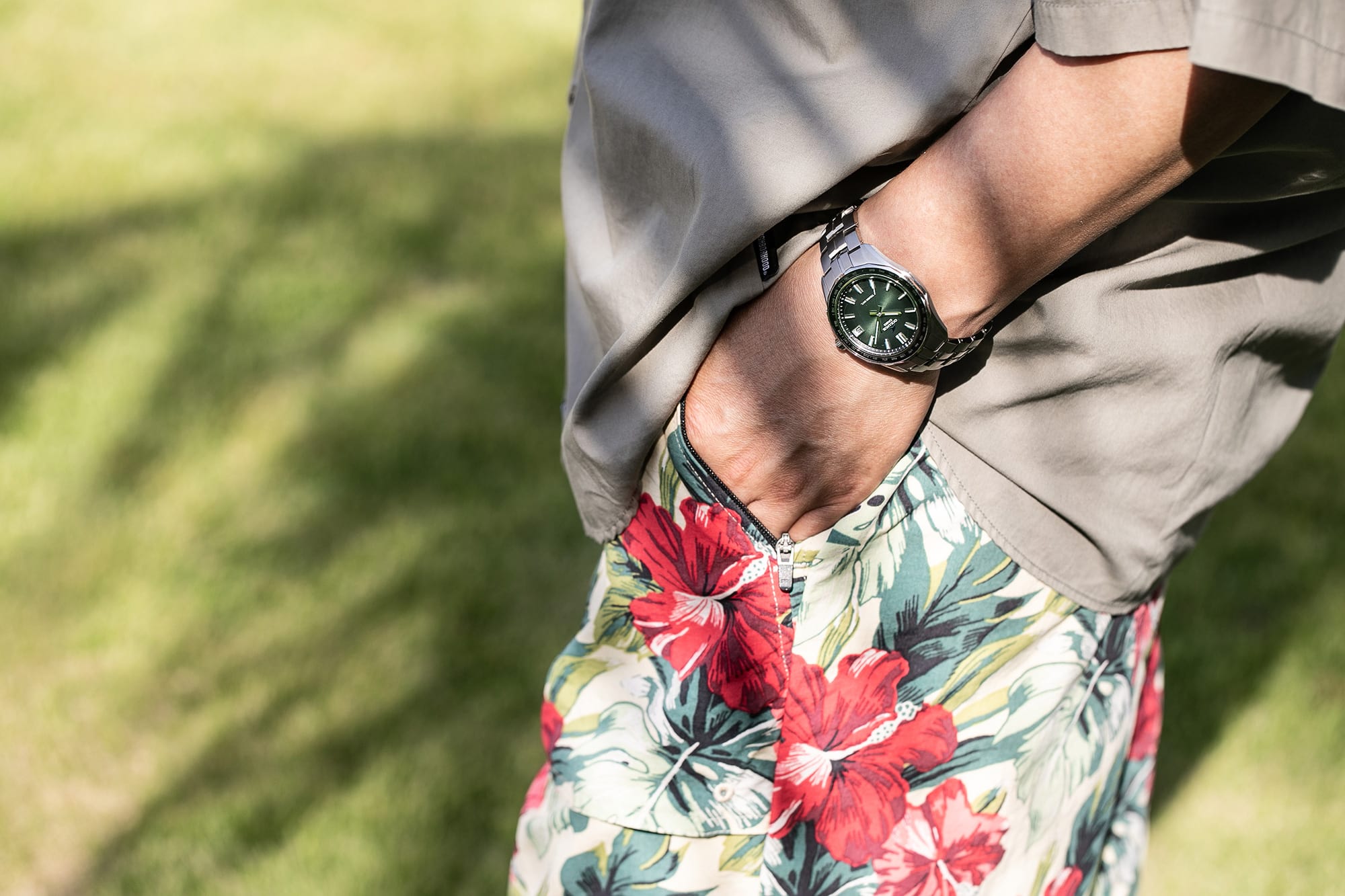 左手に時計　散歩している男性