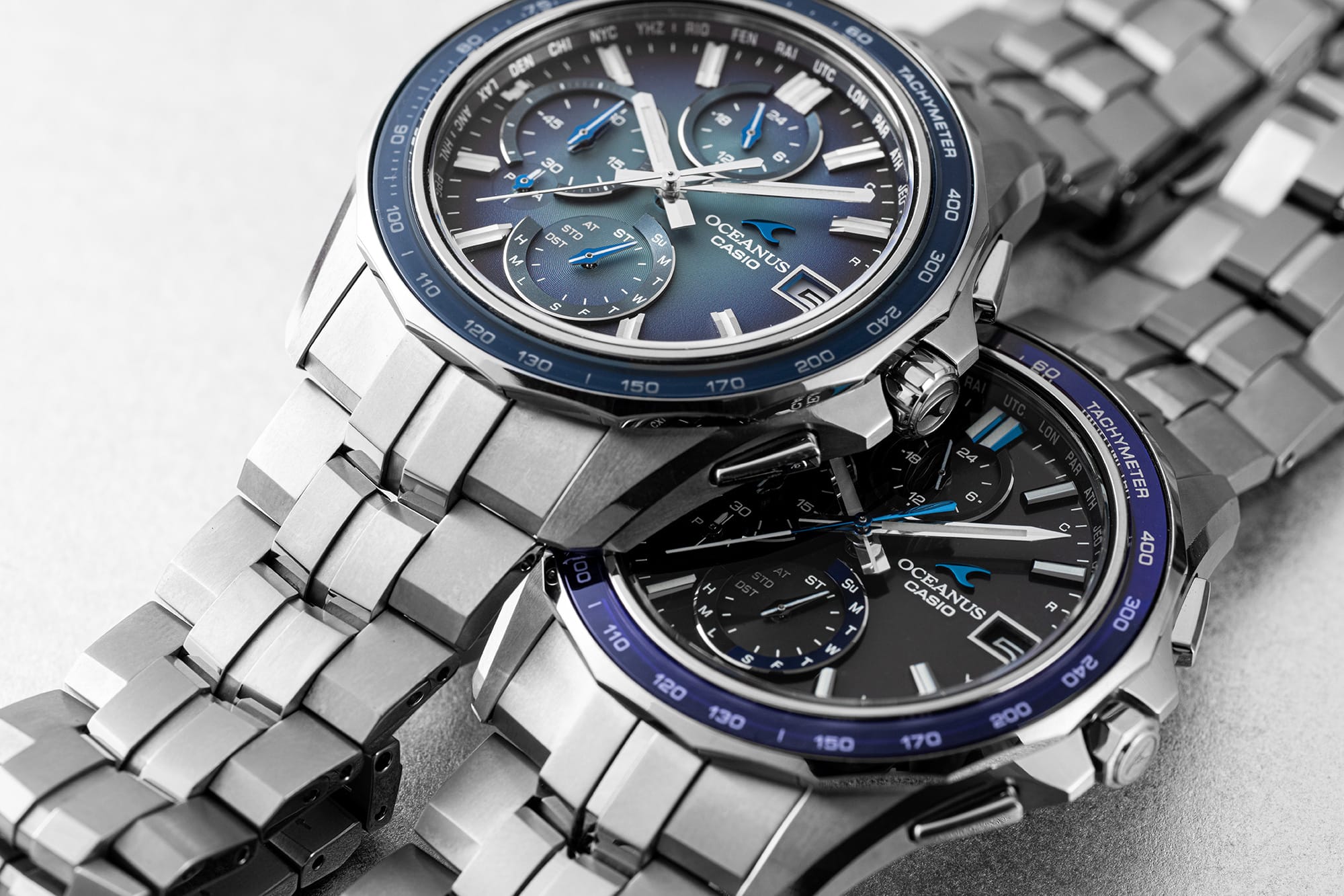 読書している写真　左手に時計　アップ