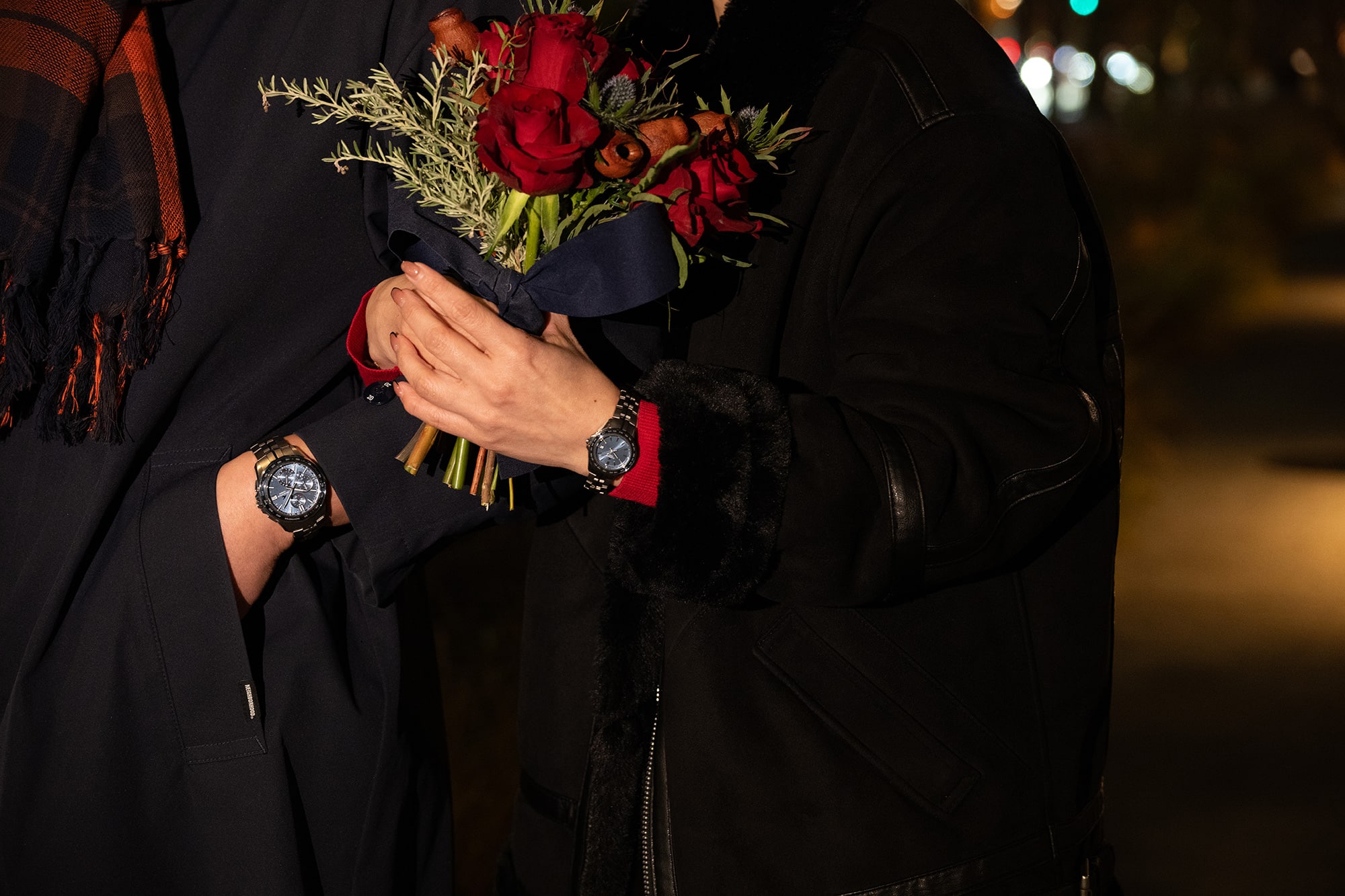 腕を組んで歩き出す様子