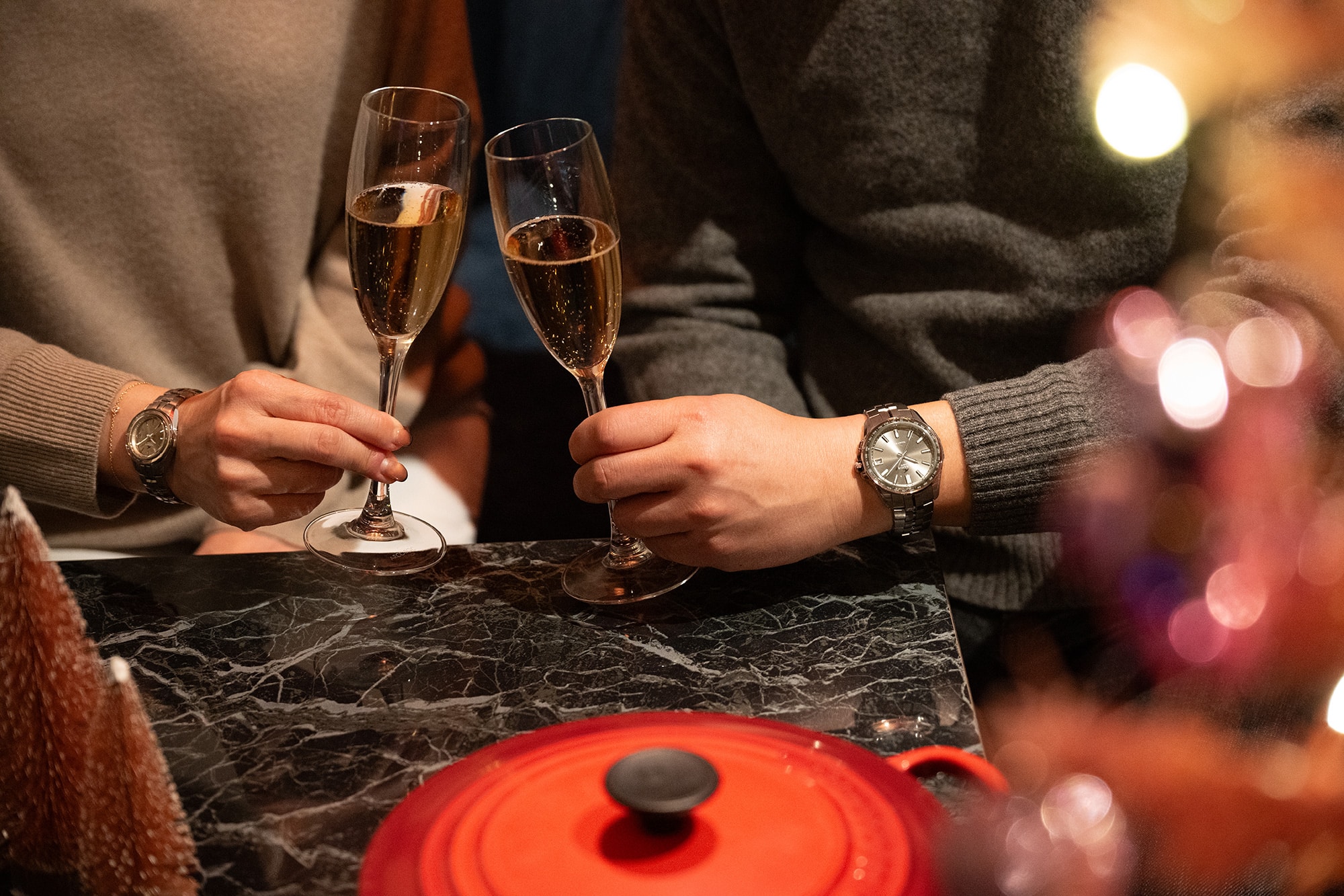 グラスを重ねてる様子