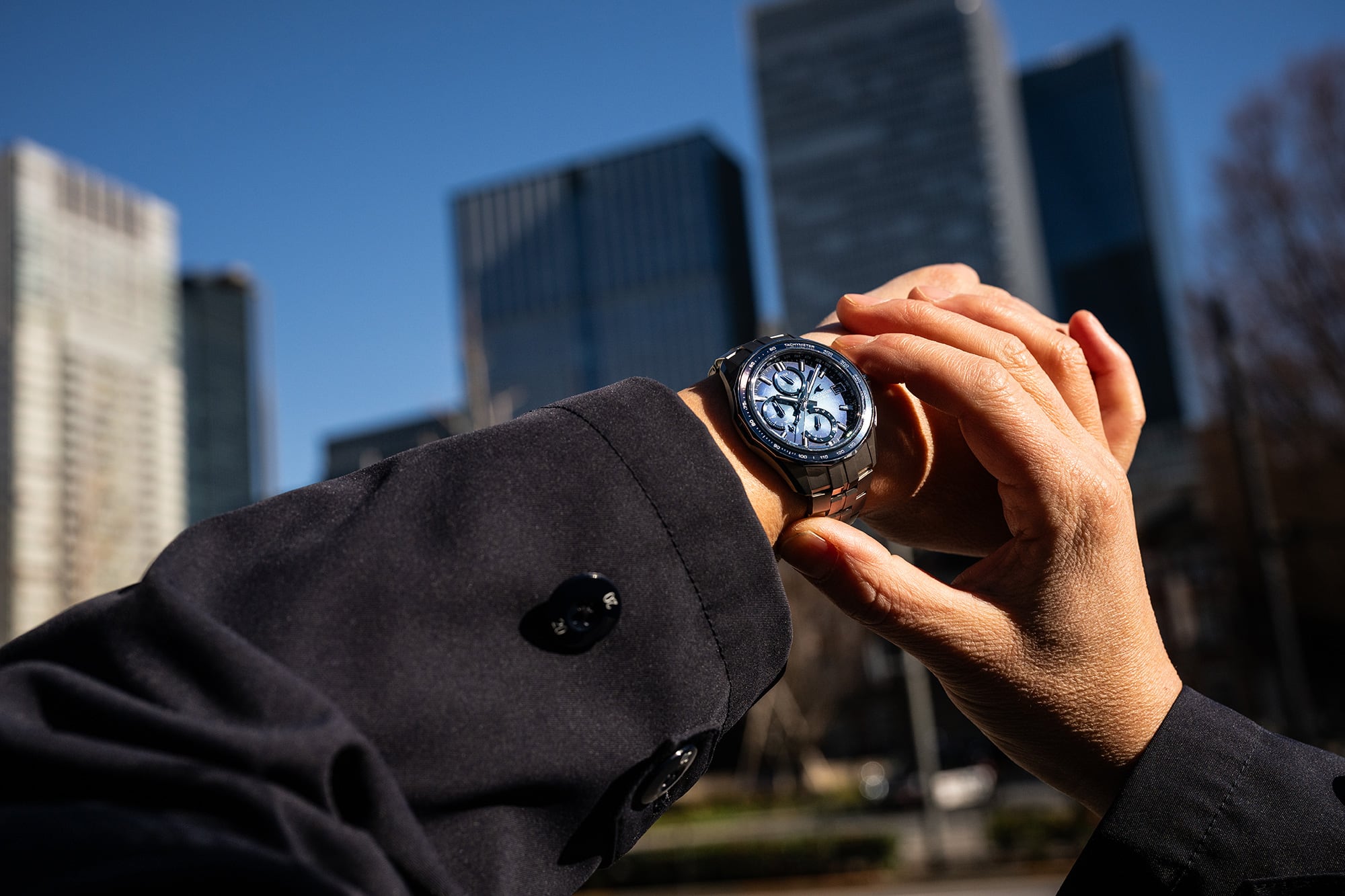 OCW-S7000RA-2AJF　手首アップ　背景　都市