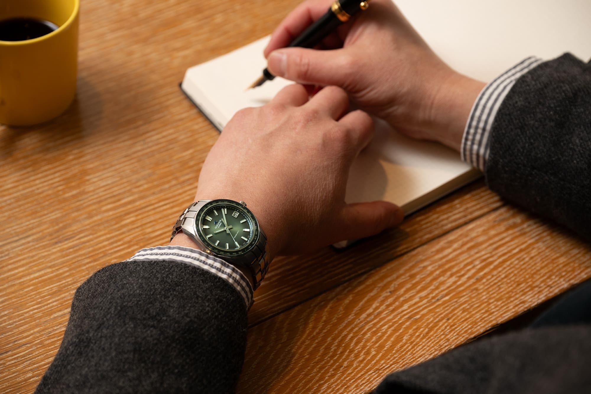 OCW-S400RA-3AJF　ノートを取っている様子