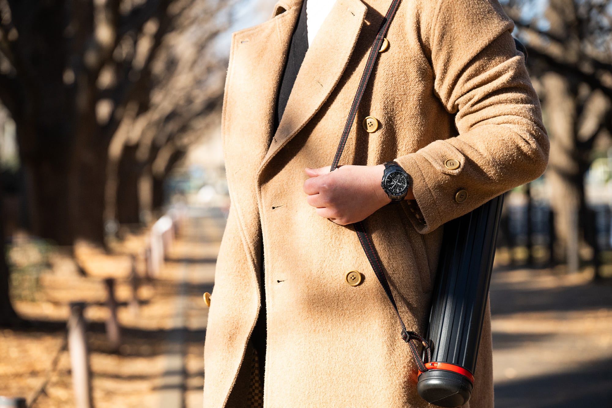 OCW-S7000CN-1AJF　公園を歩いている