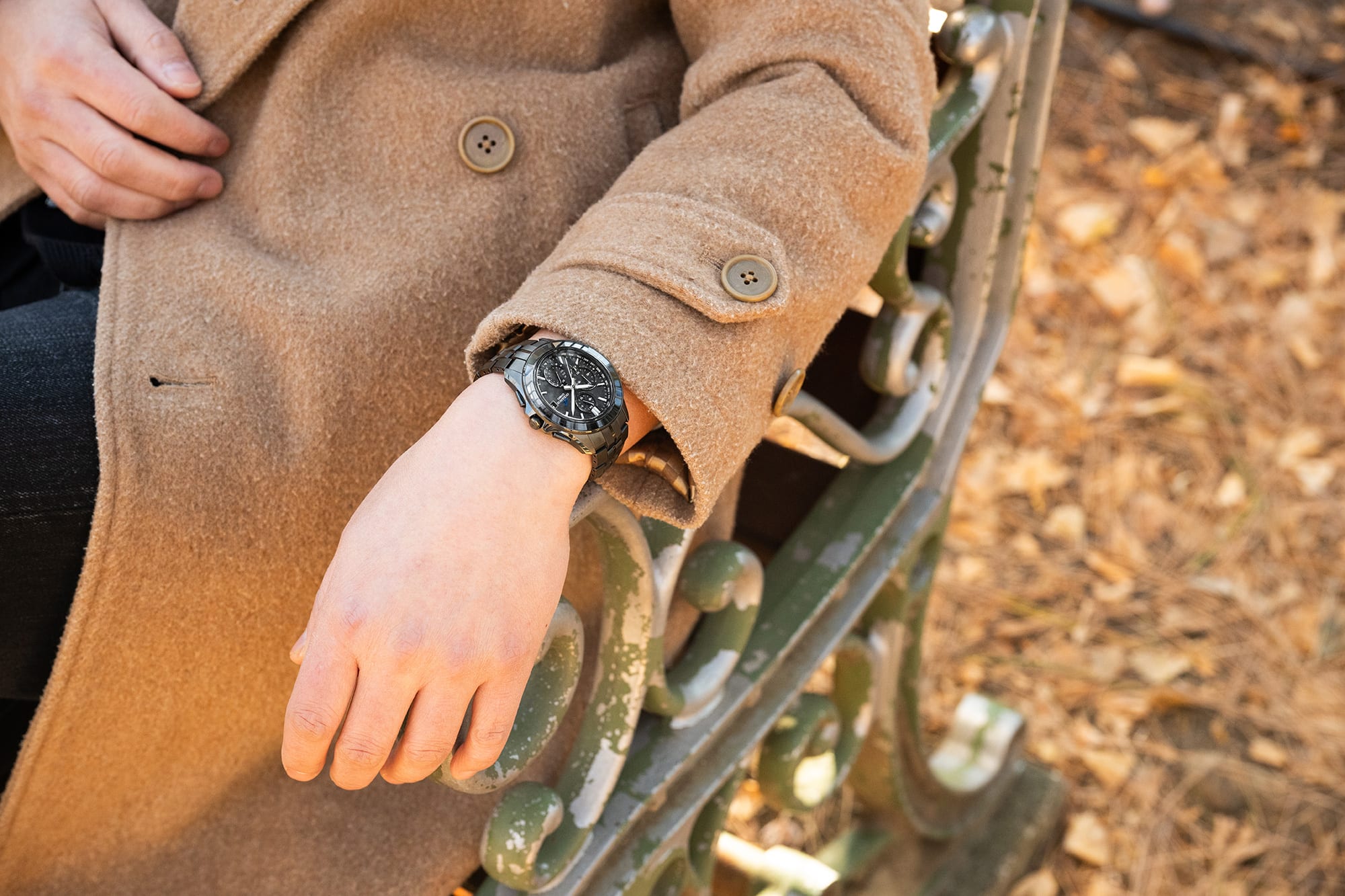 OCW-S7000CN-1AJF　ベンチに座っている